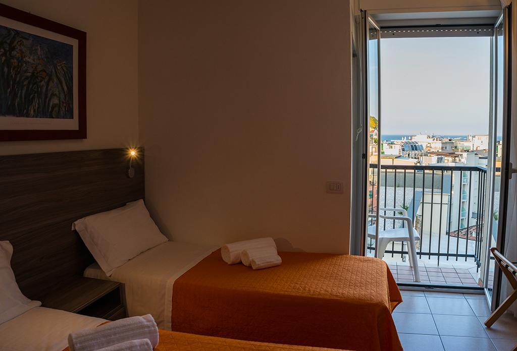 Hotel Madison Gabicce Mare Exteriör bild