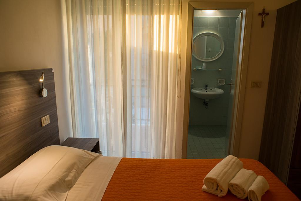 Hotel Madison Gabicce Mare Exteriör bild
