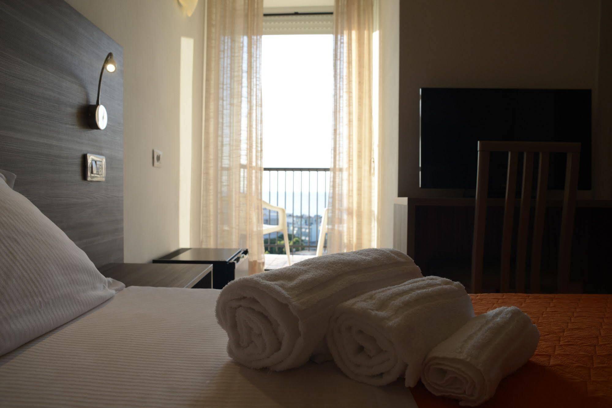 Hotel Madison Gabicce Mare Exteriör bild