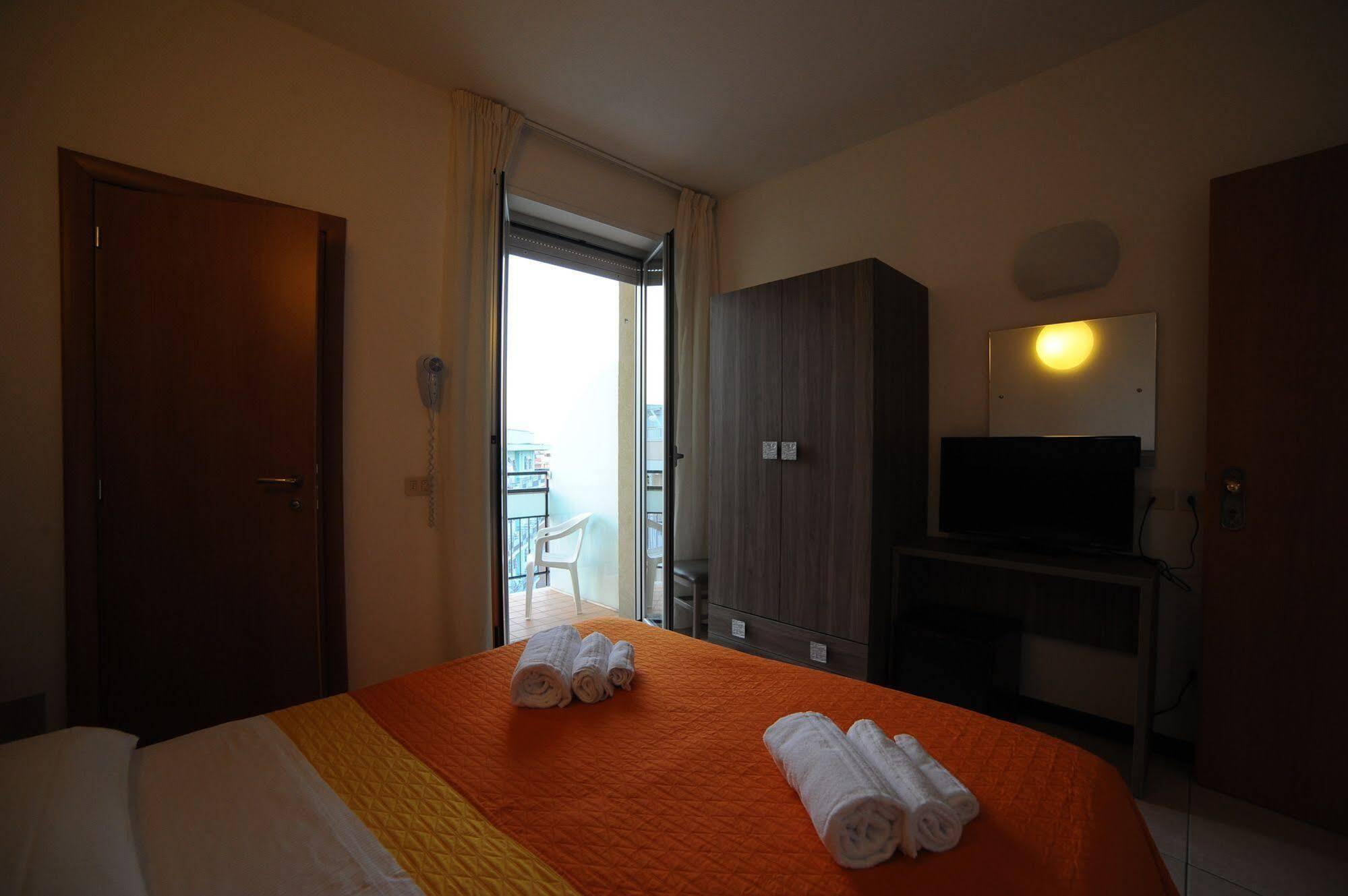 Hotel Madison Gabicce Mare Exteriör bild